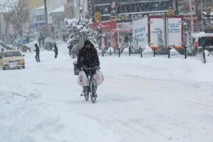 Doğu'da 2 bin 677 k&ouml;y yolu kardan kapalı