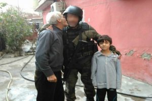 Polis ve asker şefkati g&ouml;renleri duygulandırdı