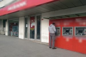 İstanbul'da duvarı delerek bankayı soydular