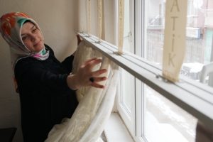 Bursa'da girişimci kadın perde takma stresine &ccedil;&ouml;z&uuml;m&uuml; buldu