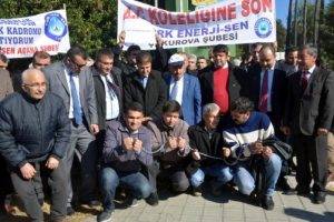 Adana'da 4-C'lilerin zincirli kadro eylemi