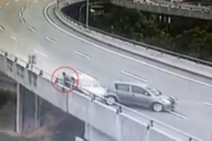 Aracı arıza yapan adam, az daha canından oluyordu