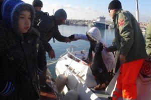 Ayvacık'ta ka&ccedil;aklar donmak &uuml;zereyken kurtarıldı