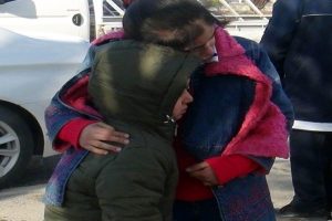 Kaza sonrası &uuml;ş&uuml;yen kardeşlerini sarılarak ısıttı