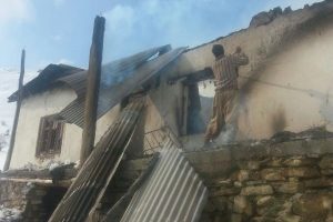 Hakkari'de evi yanan aile, yardım bekliyor
