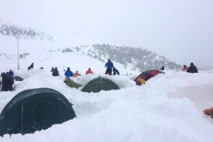Dağcılar t&ouml;rene gitti, &ccedil;adırları kar altında kaldı