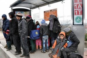 Edirne'de otob&uuml;s durağında 30 Suriyeli ka&ccedil;ak yakalandı