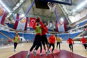 Trabzonspor salonda basketbol oynadı