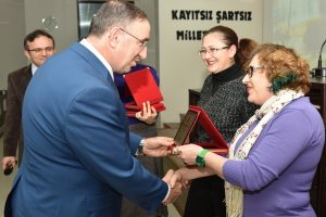 Başkan Kurtulan'dan hayvanseverlere plaket