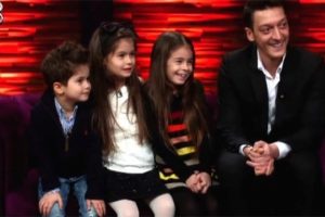 &Ccedil;ocuklara Mesut &Ouml;zil s&uuml;prizi: Onlarla T&uuml;rk&ccedil;e sohbet etti