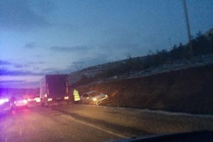 Buzlanma nedeniyle onlarca ara&ccedil; kaza yaptı