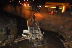 Otomobil dereye u&ccedil;tu: 1 &ouml;l&uuml;, 4 yaralı