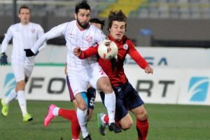 Devler gen&ccedil; futbolcuyu izledi