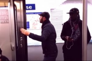 Paris metrosunu trolleyen Adanalı