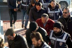 12 g&ouml;&ccedil;men ka&ccedil;ak&ccedil;ısı yakalandı