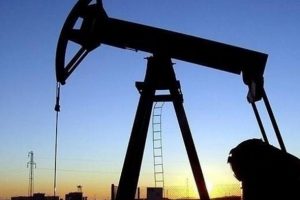Petrolde rekor &uuml;retim fiyatların y&ouml;n&uuml;n&uuml; yeniden aşağıya &ccedil;evirdi
