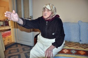 G&ouml;rme engelli, tek başına ve yardım edeni yok