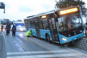Bariyere &ccedil;ıkan &ouml;zel halk otob&uuml;s&uuml; devrilmekten son anda kurtuldu