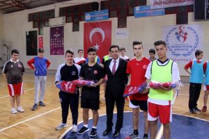 Bursa'da gen&ccedil; hentbolculara malzeme desteği