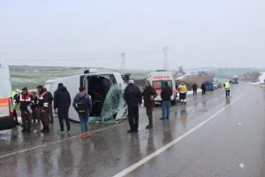 Midib&uuml;s devrildi, yaralılar cam kırılarak &ccedil;ıkarıldı