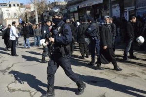 Esnaf elektrik kesintilerini lastik yakıp, yol kapatarak protesto etti