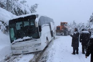 Otob&uuml;s kara saplandı: 35 kişi mahsur kaldı