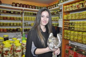 Bursa'da yaralı şahin yavrusuna sahip &ccedil;ıktılar