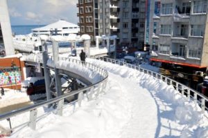 Rize'de kar kalınlığı 1 metreye ulaştı