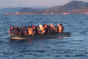 Lastik bottaki m&uuml;ltecileri Sahil G&uuml;venlik kurtardı