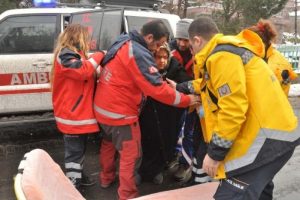 B&ouml;brek hastası paletli ambulansla diyalize g&ouml;t&uuml;r&uuml;ld&uuml;