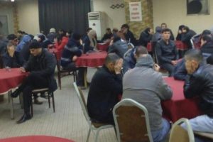 Balyozlu duvarı kırıp, kumarcıları yakaladılar