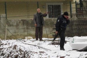 İnşaat bek&ccedil;isinin av t&uuml;feğiyle maaş eylemi