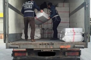 İzmir'de sigara ka&ccedil;ak&ccedil;ılığına darbe