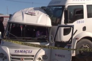 Kamyon dolmuşa &ccedil;arptı: 2 &ouml;l&uuml;, 7 yaralı