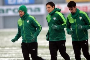 Bursaspor, kar altında &ccedil;alıştı