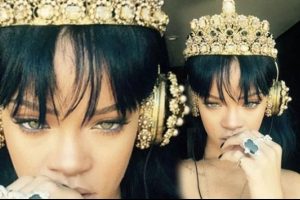 Rihanna yeni alb&uuml;m&uuml;n&uuml; 27 bin TL'lik kulaklıkla dinledi!