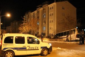 Buzlu yolda kayan otob&uuml;s, bah&ccedil;e duvarına &ccedil;arptı