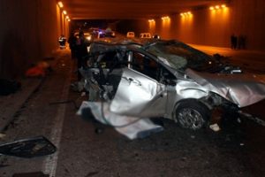 Kontrolden &ccedil;ıkan ara&ccedil; karşı yola ge&ccedil;ti: 3 &ouml;l&uuml;, 1 yaralı!