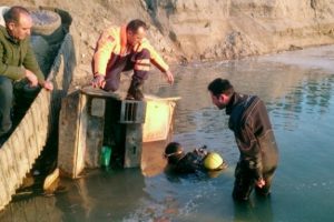 Adana'da iş makinesi nehre u&ccedil;tu: 1 &ouml;l&uuml;