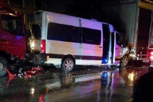 Kocaeli'de 6 ara&ccedil; birbirine girdi: 11 yaralı