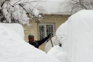 Kar kalınlığı 2 metreyi ge&ccedil;ti: Evler kayboldu