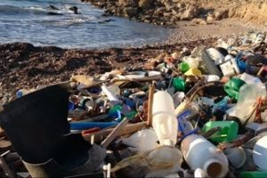 Akdeniz'de &ccedil;&ouml;p tehlikesi b&uuml;y&uuml;yor