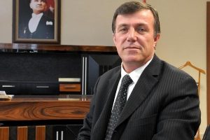 Ak Parti milletvekili tepki g&ouml;sterdi, m&uuml;d&uuml;r g&ouml;revinden alındı