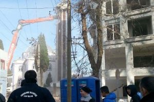 Manisa'da yolda tehlike yaratan minare yıkıldı