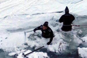 Buz tutan &Ccedil;oruh'a d&uuml;şen &ccedil;ocuk kayboldu