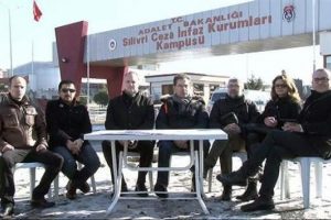 Uluslararası basın &ouml;rg&uuml;tleri Can D&uuml;ndar ve Erdem G&uuml;l'e tecriti Silivri'de kınadı