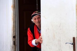 Huzurevine gitmeyen yaşlı kadın konteynerde yaşıyor