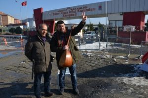 Cezaevi &ouml;n&uuml;nde t&uuml;rk&uuml;l&uuml; 'Umut n&ouml;beti'