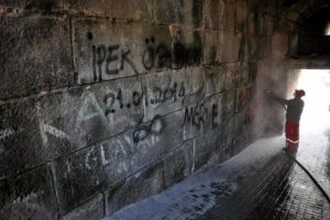 Tarihi Amasra Kalesi'ndeki sprey yazılar temizleniyor
