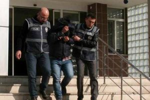 Haberde izlediği hırsızlık ş&uuml;phelisini yakalattı